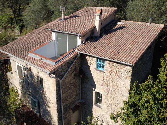 Maison mitoyenne avec piscine dans les oliviers