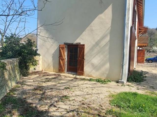 Maison mitoyenne à étage édifiée sur 900 m2 située à Cremieu