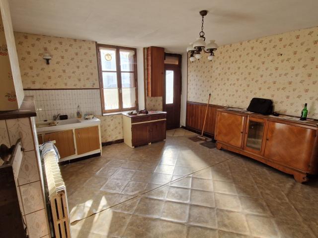 MAISON MITOYENNE A RENOVER 120m2, 3 PIECES, 2 CHAMBRES, 2 GRENIERS AMENAGEABLES, TERRAIN NON ATTENANT