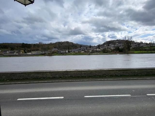 Maison mitoyenne à rénover avec vue sur La Meuse et sur le Fort de Charlemont comprenant