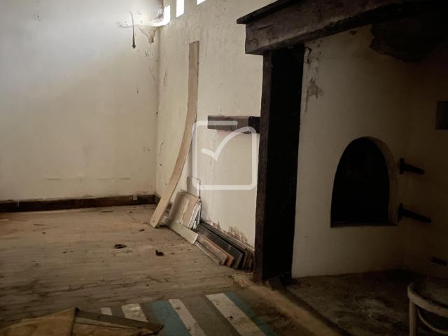 Maison mitoyenne à rénover entièrement dans le centre du Lonzac
