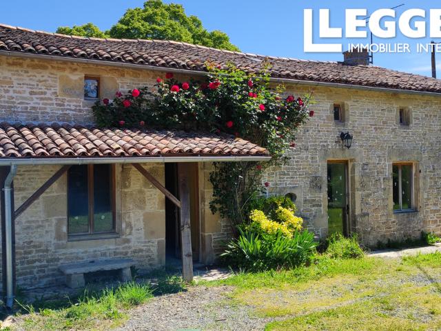 Maison mitoyenne à rénover offrant un potentiel de 3 chambres. Jardin attenant et dépendances