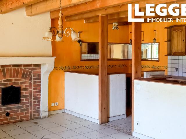 Maison mitoyenne à rénover offrant un potentiel de 3 chambres. Jardin attenant et dépendances