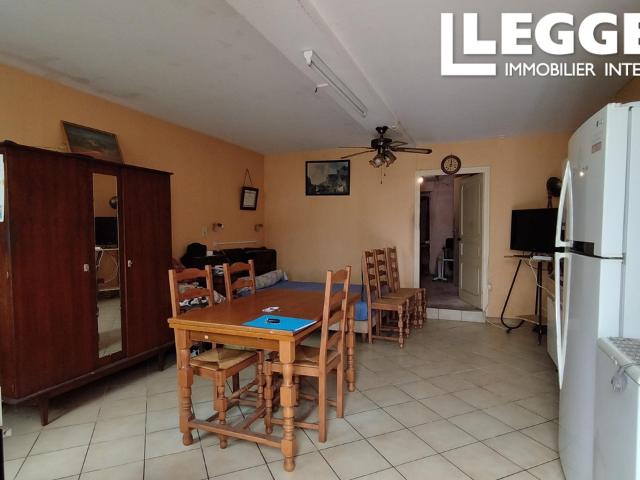 Maison mitoyenne comprenant au rez de chaussée une cuisine/salle à manger, une salle d'eau, garage