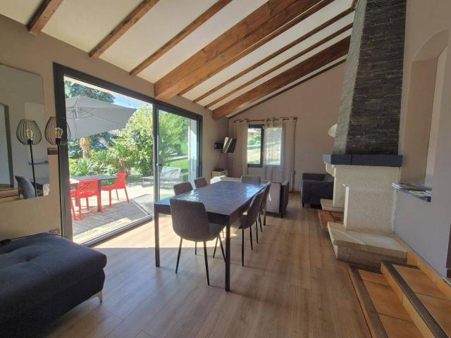Maison mitoyenne d'un côté de 124,60 m2 sur deux niveaux