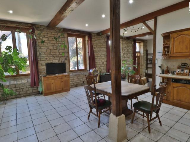 Maison mitoyenne d'un côté rénové