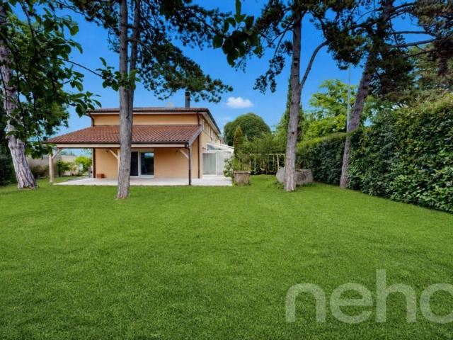 Maison mitoyenne d?angle avec grand jardin privatif à Vessy