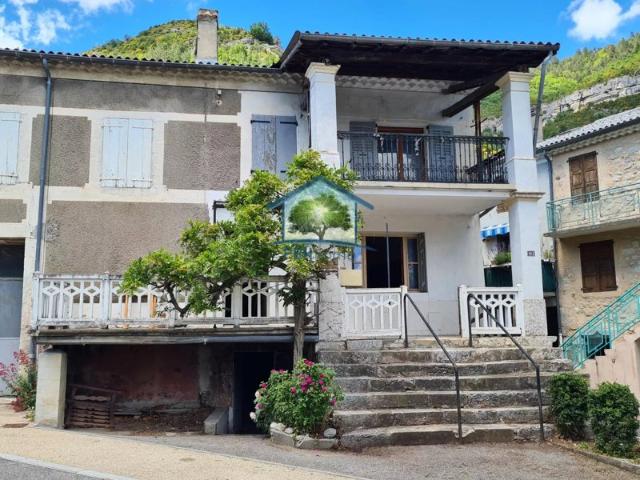 Maison Mitoyenne de village à rénover à La Beaume