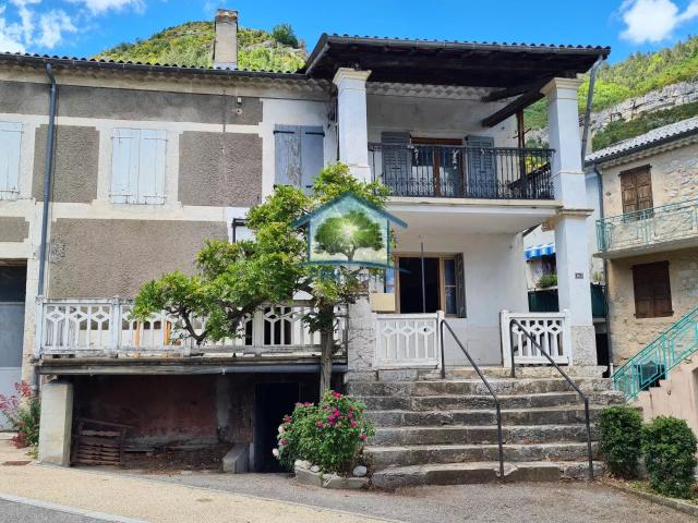 Maison Mitoyenne de village à rénover à La Beaume