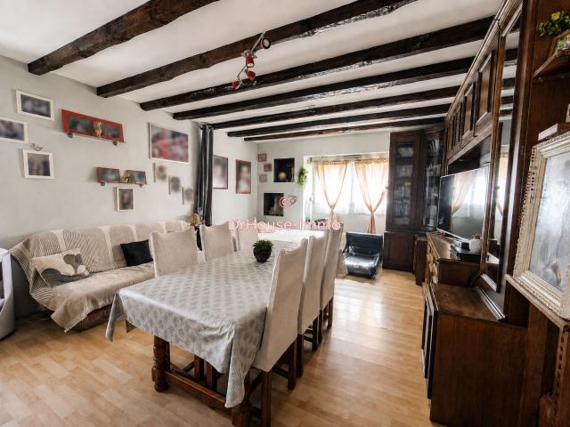 Maison mitoyenne de 130 m² habitables posée sur un terrain clos d'environ 5 ares