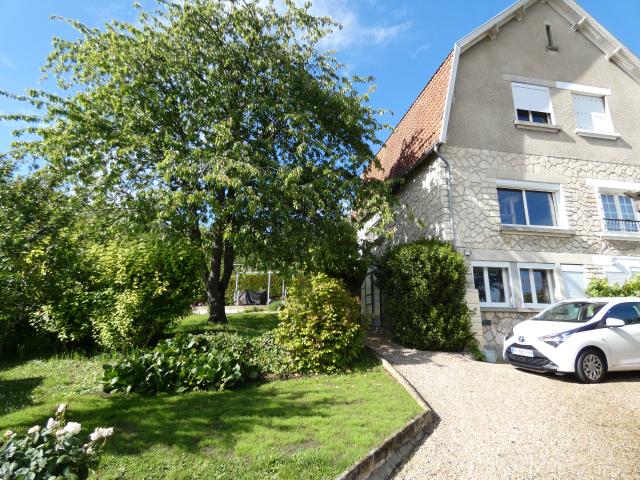 Maison à Laon Jardin clos, 2 chambres, bureau rénové et carport