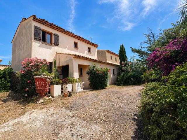 Maison mitoyenne d'environ 111m2 à Sainte Maxime