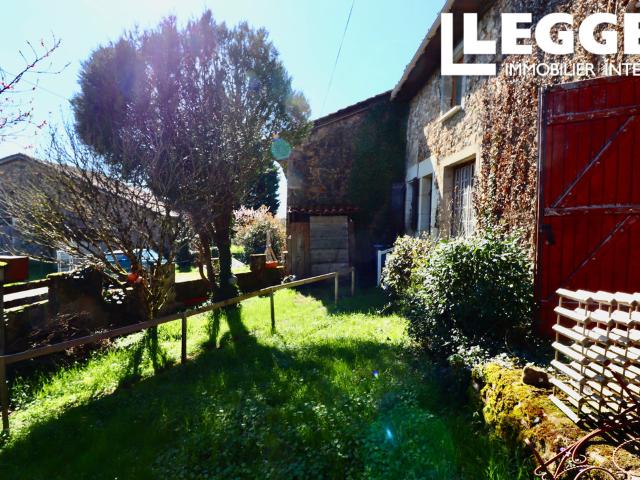 Maison mitoyenne en pierre avec jardin  située dans un hameau  proche de toutes les commodités et un golf