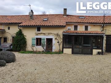 SOUS OFFRE Maison mitoyenne en pierre de cinq chambres avec garage et jardin, située près de Chaunay