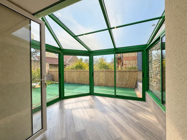 Maison mitoyenne en pierre rénovée avec 3 chambres et Garage