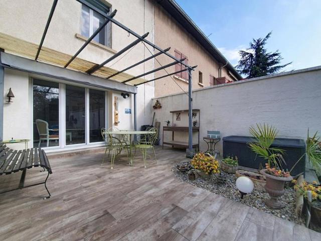 Maison Mitoyenne Entièrement rénovée Chambres Terrasse Jardin Proche commodités