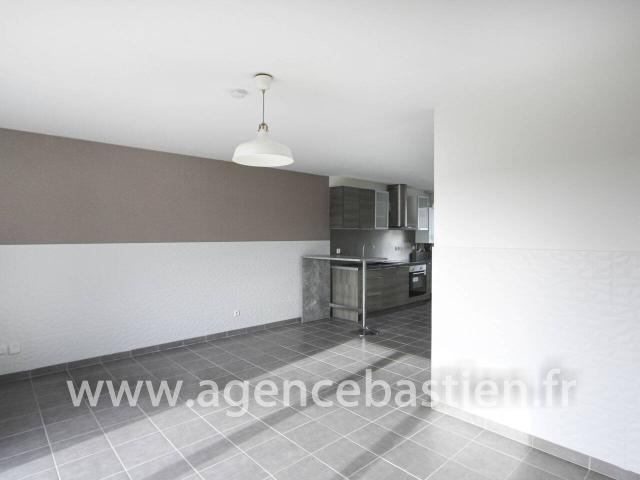 Maison mitoyenne entièrement rénovée Pregnin