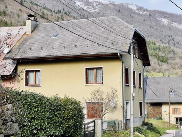Maison mitoyenne sur 2 niveaux plus combles
