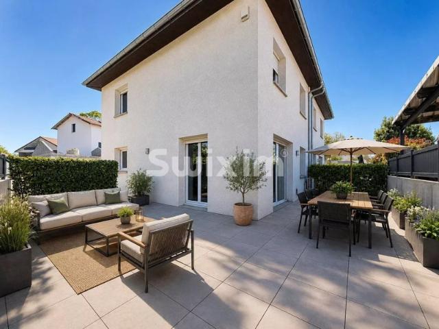 Maison mitoyenne T4 de 84m2 avec terrasse de 100m2, parkings et garage!
