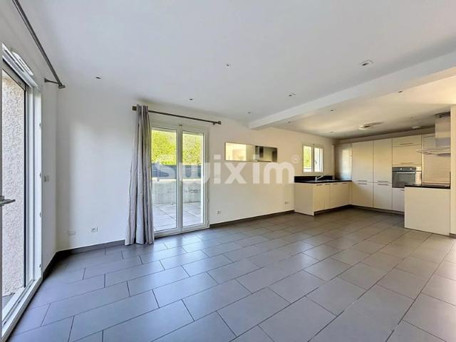 Maison mitoyenne T4 de 84m2 avec terrasse de 100m2, parkings et garage!
