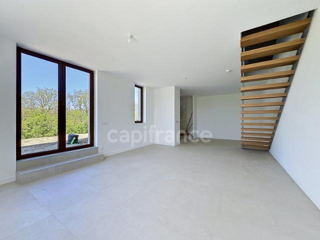 Maison mitoyenne triplex entièrement rénovée CERCIER 74