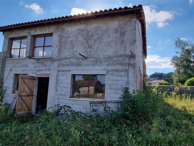Maison Mitoyenne Un Cote Sur 2 Niveaux A Renover 170m² Villeneuve de Rivière