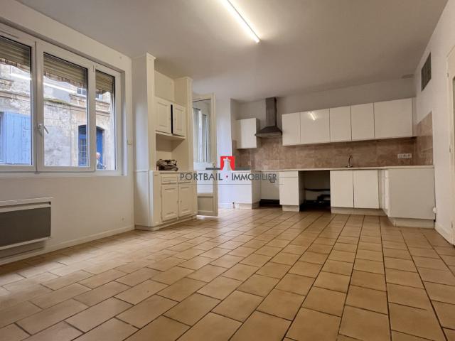 Maison mitoyenne 1 côté à louer, 2 pièces Bourg 33710