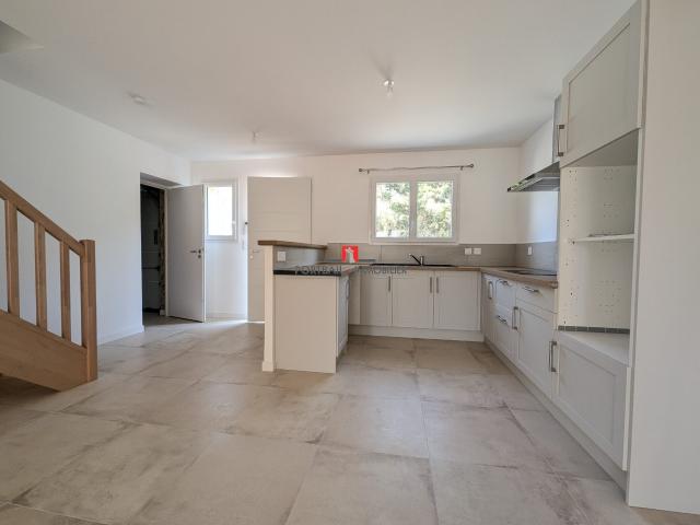 Maison mitoyenne 1 côté à louer, 4 pièces Blaye 33390