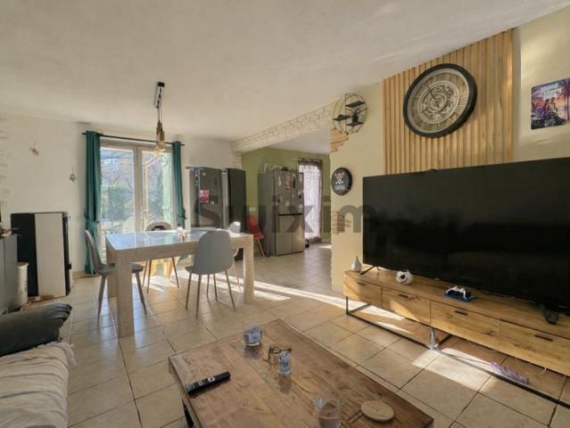 Maison mitoyenne 4 chambres avec garage et jardin à Rousson