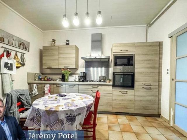 Maison mitoyenne, 5 chambres, jardin, garage à AVESNES LES AUBERT