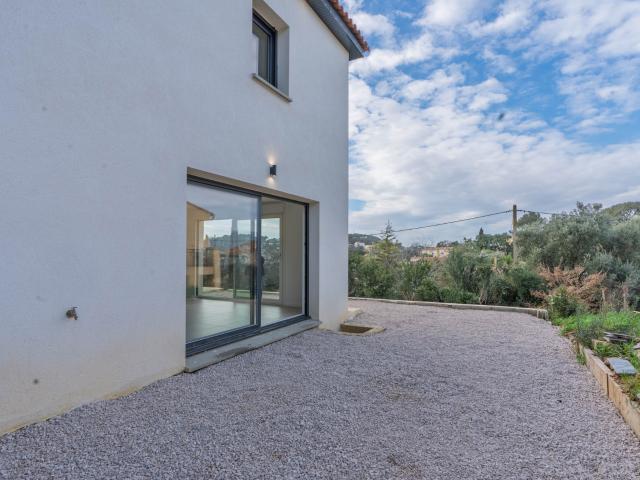 Maison neuve contemporaine T4 avec jardin et vue dégagée à La Seyne sur Mer
