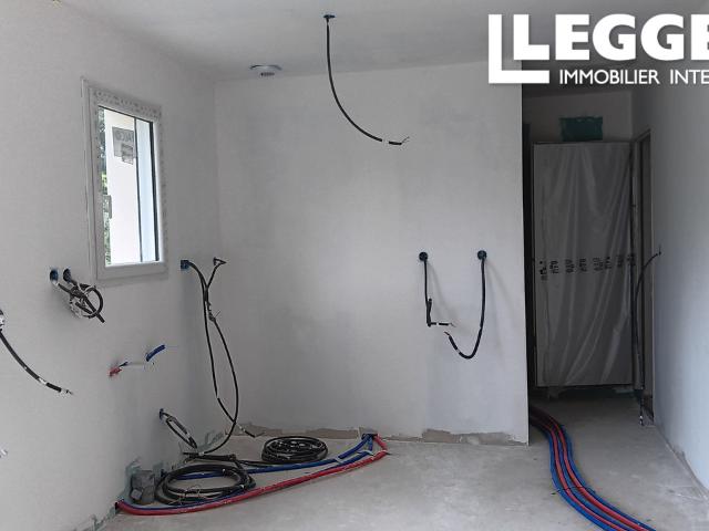 Maison neuve à achever avec 4 chambres, garage et grand jardin. Située dans un hameau