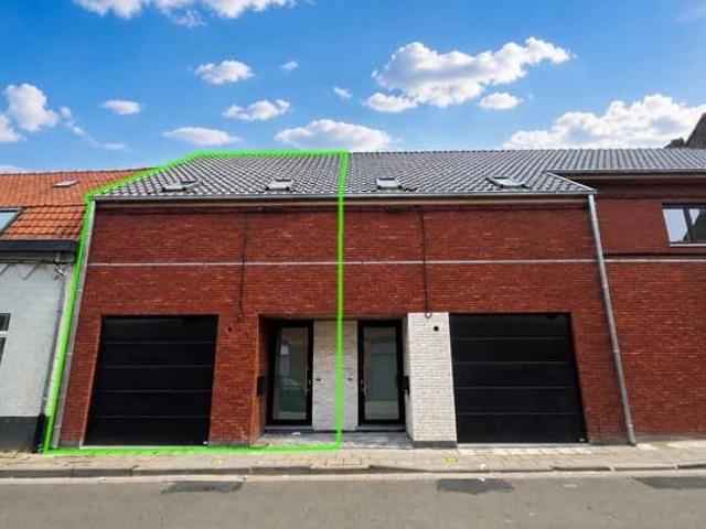Maison neuve avec 2 chambres, petit jardin et garage. Libre