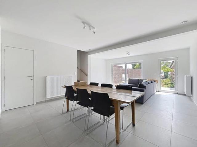 Maison neuve avec 3 chambres, jardin, parking et garage dans