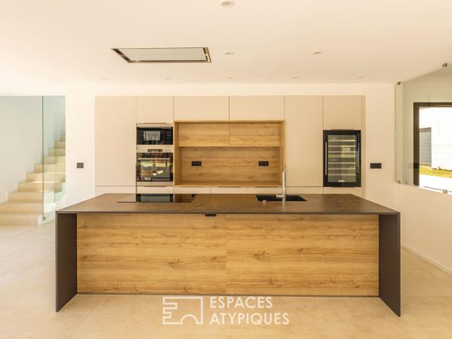 Maison neuve avec piscine à débordement et vue dégagée