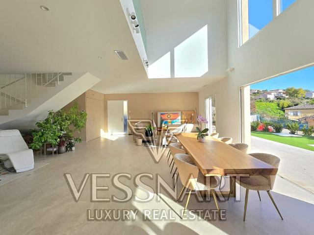 Maison neuve avec piscine de style moderne avec la vue mer 178m² Cagnes sur Mer