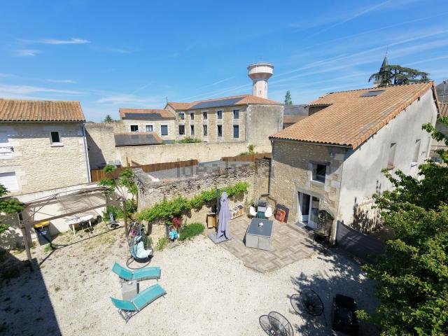 Maison, Neuville de Poitou
