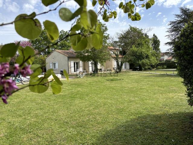 Maison, Neuville de Poitou