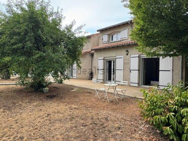 Maison, Neuville de Poitou