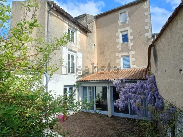 Maison, Neuville de Poitou