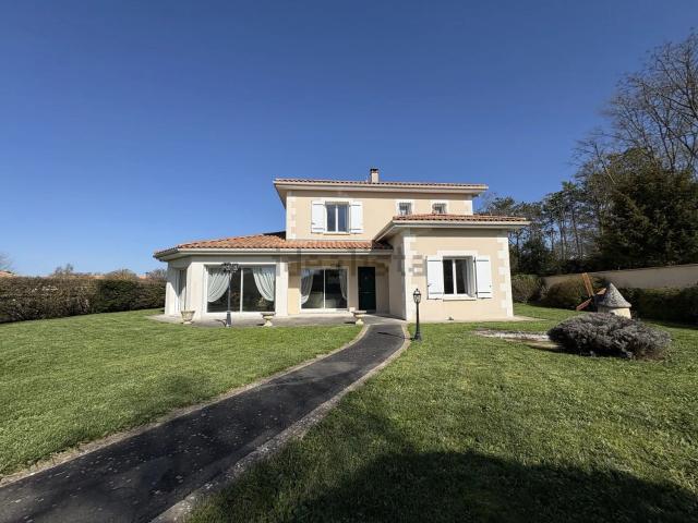 Maison, Neuville de Poitou