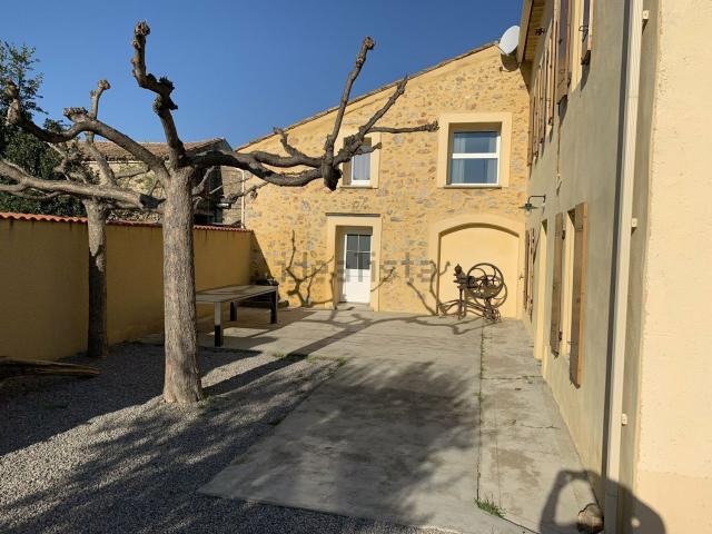 Maison, Névian