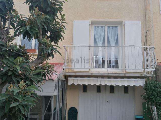 Maison, Névian