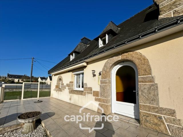 Maison néo bretonne 8 pièces – 140 m² habitables – Terrain clos 1019 m² – Garage – Hangar camping car – Saint Gonnery