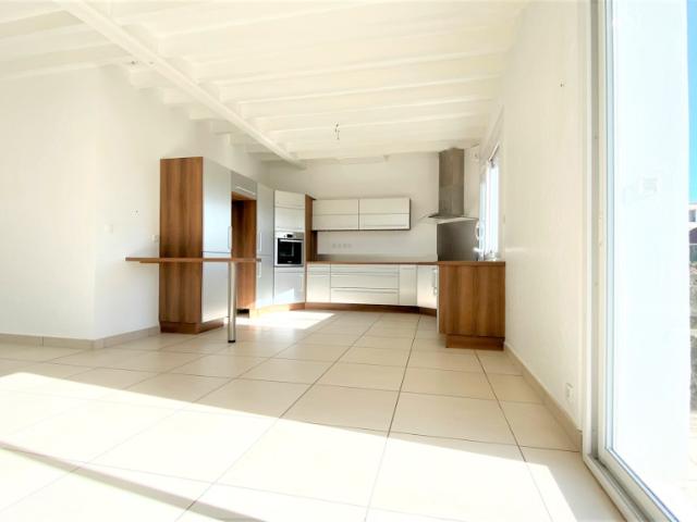 MAISON SOIGNEE DE PLAIN PIED SITUEE AU CALME AVEC SOUS SOL COMPLET