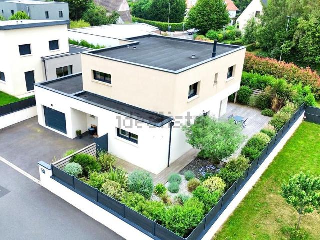 Maison, Saint Contest
