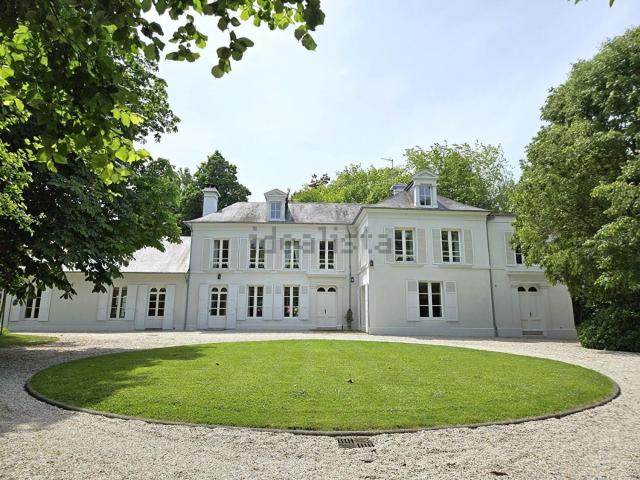 Maison, Saint Contest