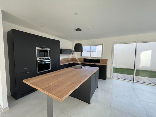 Maison Saint Hilaire La Foret 4 pièce s 116 m2