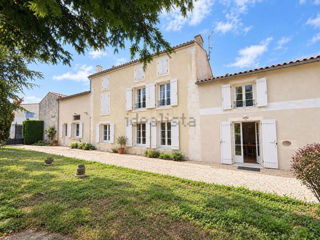 Maison, Saint Hilaire la Palud