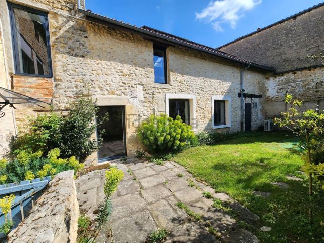 Maison, Saint Julien l&apos Ars